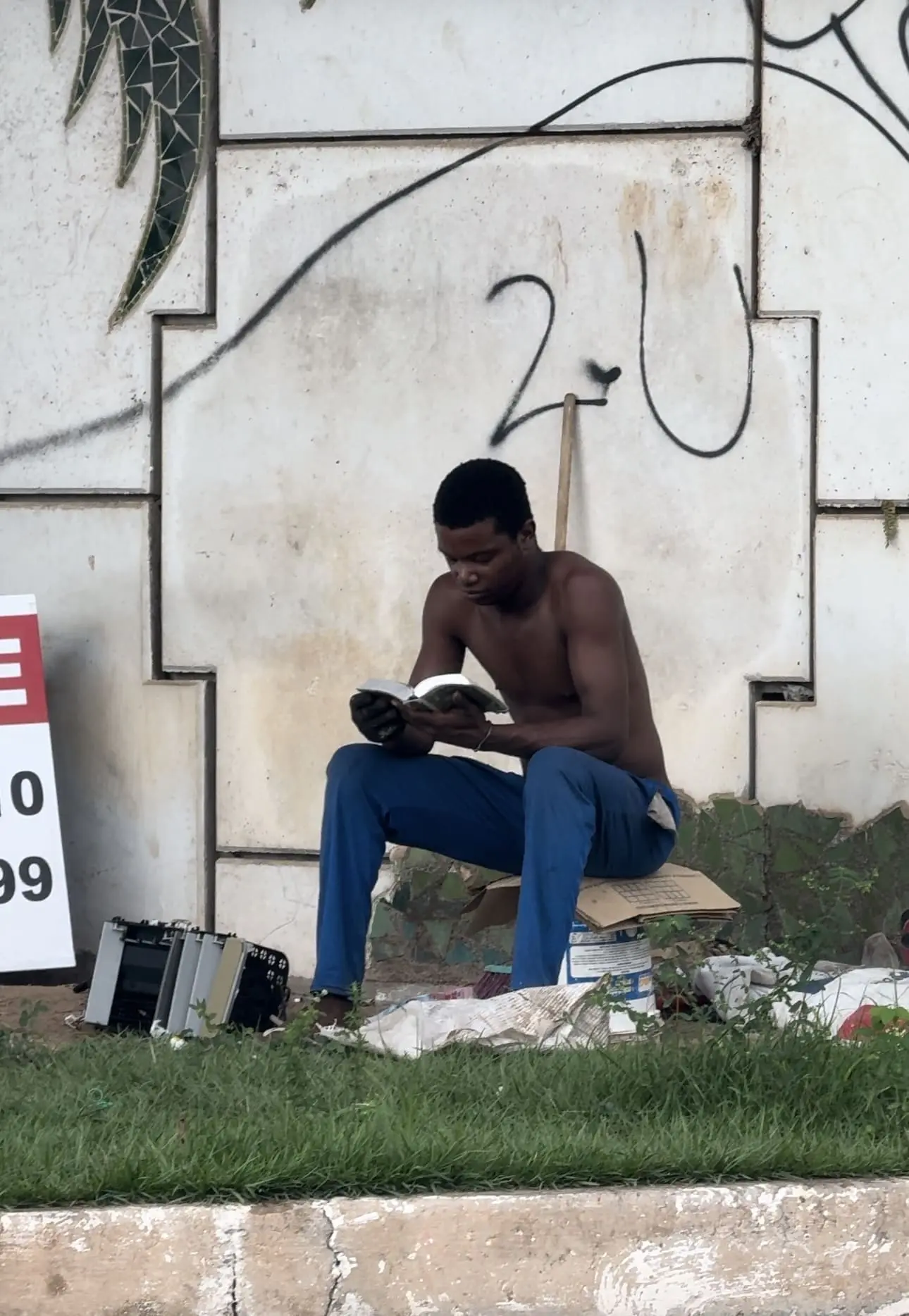 Antonio morando na rua